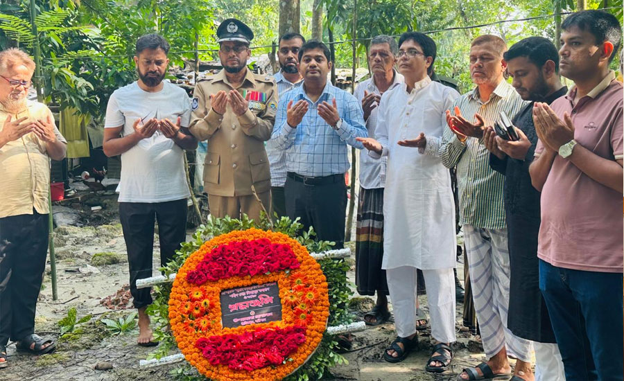 উজিরপুরে গণঅভ্যুত্থানে দুই শহীদের কবরে প্রশাসনের শ্রদ্ধা
