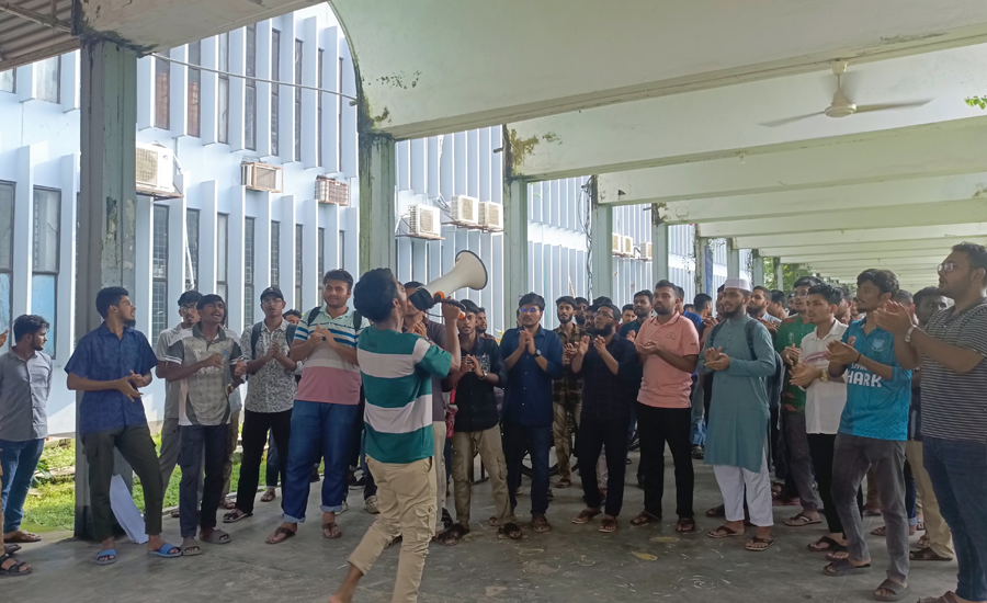 বাকৃবিতে প্রশাসনিক ভবনে তালা, কম্বাইন্ড ডিগ্রির দাবিতে উত্তাল ক্যাম্পাস