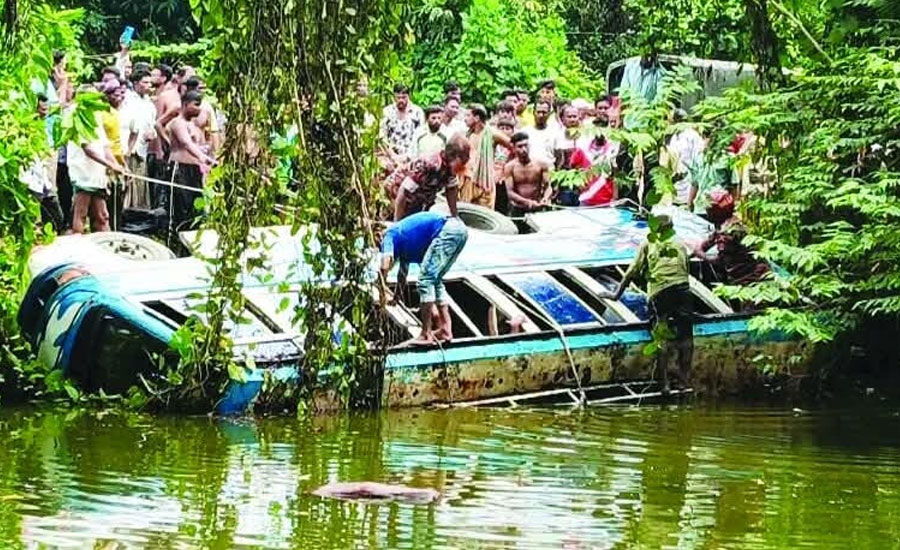 ঝিনাইগাতীতে যাত্রীবাহী বাস পুকুরে উল্টে আহত ২০, নিখোঁজ ১