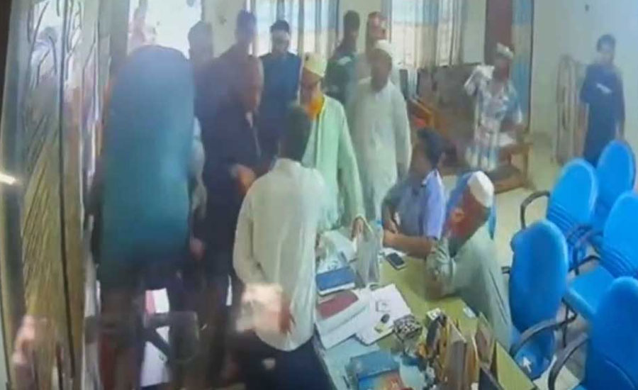 প্রধান শিক্ষকের চেয়ার নিয়ে নিলেন ‘বিএনপি নেতার’ ভাই, শিক্ষার্থীদের বিক্ষোভ