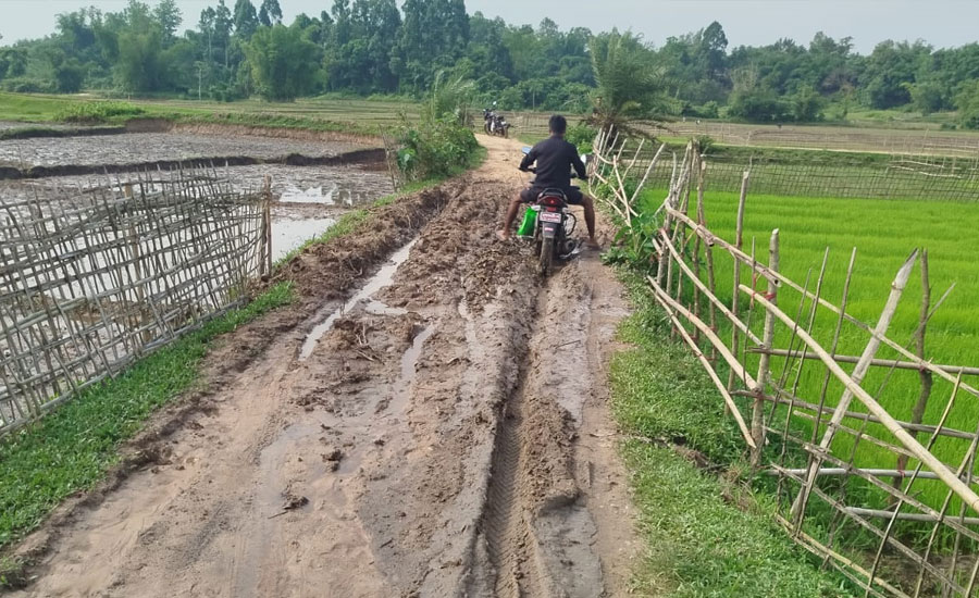 একটি রাস্তার কারণে দুর্ভোগে কয়েক গ্রামের মানুষ