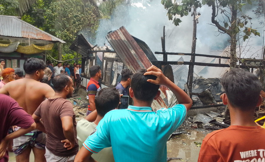 সাতলার ধলুর বাড়ি ভয়াবহ অগ্নিকান্ড, ঘরসহ মালামাল পুড়ে ছাই