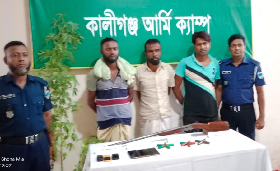 শ্যামনগরে সেনাবাহিনীর অভিযানে অস্ত্র-গুলিসহ আটক ৩