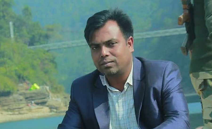 প্রকাশ্যে অস্ত্র নিয়ে ধাওয়া করে সাংবাদিককে কুপিয়ে হত্যা