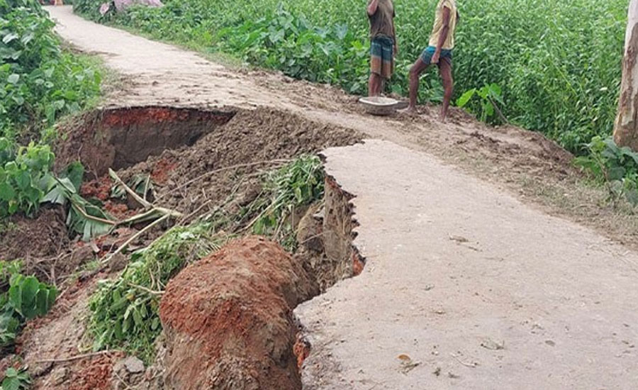 বগুড়ার ধুনটে সড়ক ভেঙে পড়ছে নদীতে, চলাচলে নানা ভোগান্তি