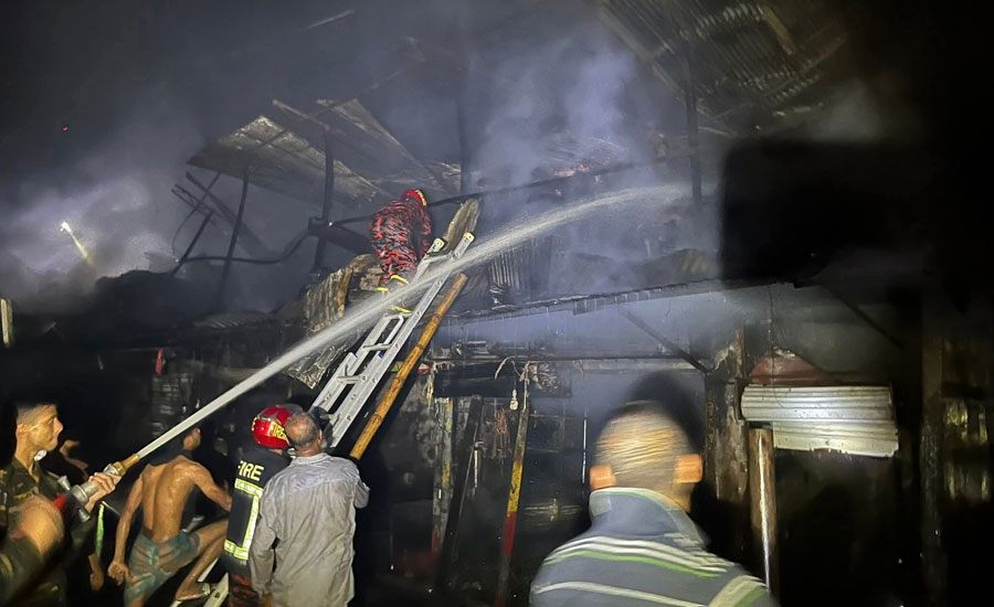 সেনবাগে ভয়াবহ অগ্নিকাণ্ডে পুড়লো কারখানাসহ ৩০ দোকান