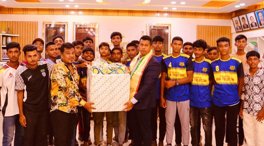 খুদে ফুটবলারদের পাশে নারায়ণগঞ্জের ডিসি উপহার দিলেন বল-বুট ও টুর্নামেন্ট খরচ