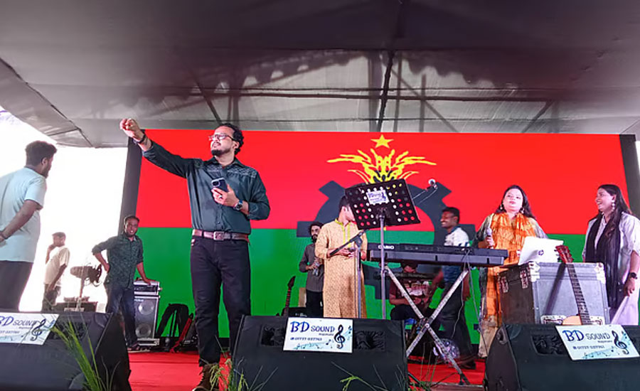 রাজশাহীতে বিএনপির মঞ্চে ‘আওয়ামী লীগের’ শিল্পী, ফেসবুকে ঝড়