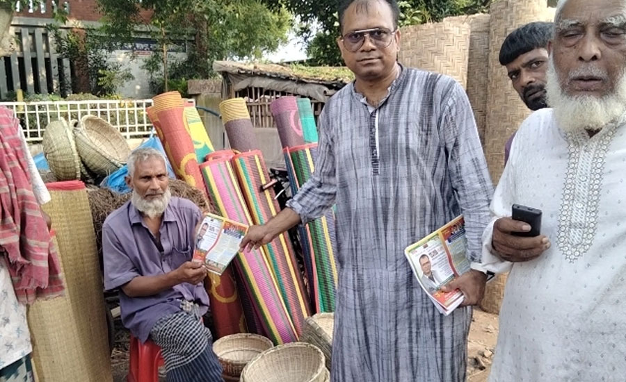 চাঁপাইনবাবগঞ্জে বিএনপির লিফলেট বিতরণ করছেন আইনজীবী অপু
