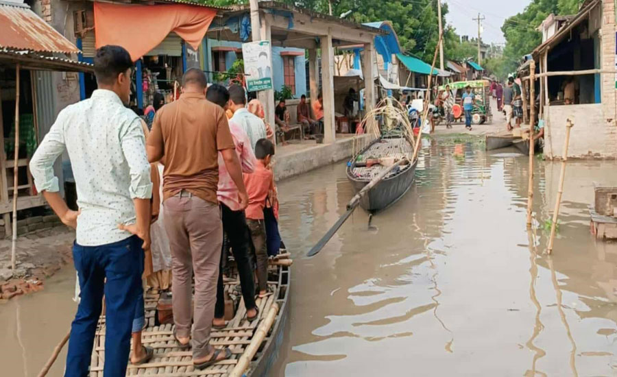 চাঁপাইনবাবগঞ্জে পানি বৃদ্ধিতে নিম্নাঞ্চল প্লাবিত, পানিবন্দী পরিবারে বন্ধ পাঠদান