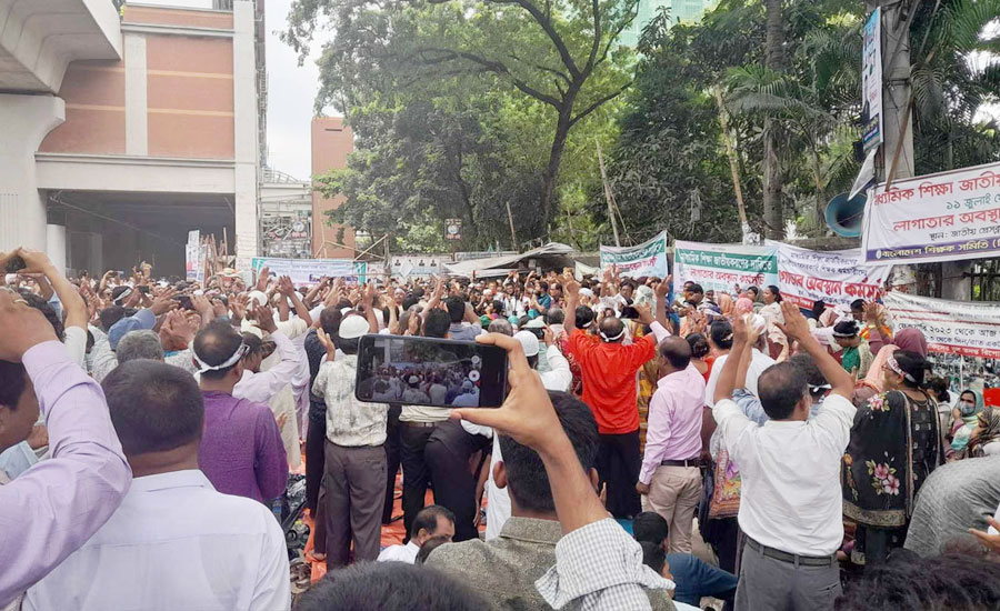 হাজারো শিক্ষক প্রেস ক্লাবের সামনে, যান চলাচল বন্ধ 