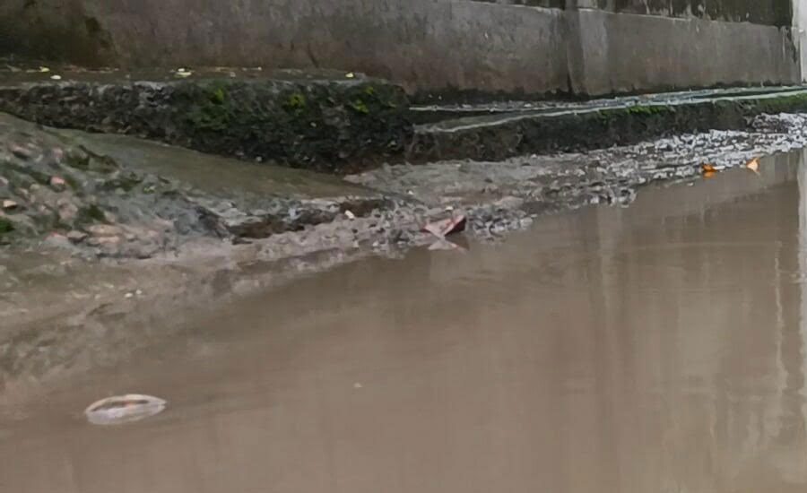 জলাবদ্ধতায় ভোগান্তিতে পথচারী ও শিক্ষার্থীরা