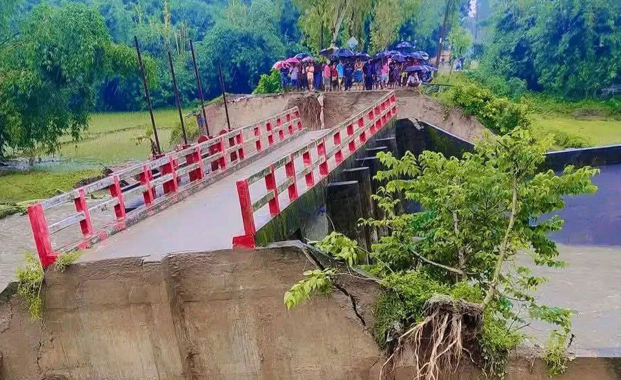 পঞ্চগড়ে ৩৭ মিলিমিটার বৃষ্টিপাতের চাপে দু-পাশের সংযোগ সড়ক ভেঙে বিচ্ছিন্ন হল ব্রিজ 
