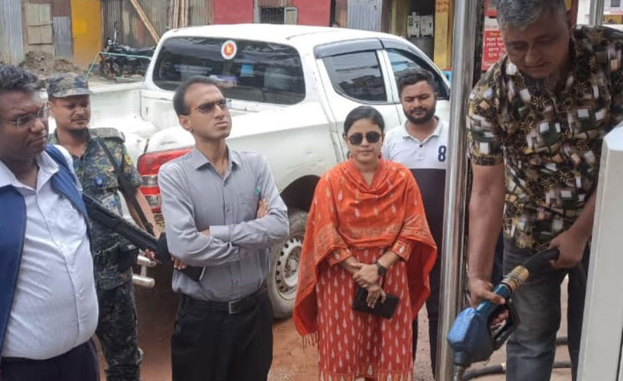 নোয়াখালীতে ফিলিং স্টেশনে ওজনে কারচুপি হাতেনাতে ধরা,দেড় লাখ টাকা জরিমানা