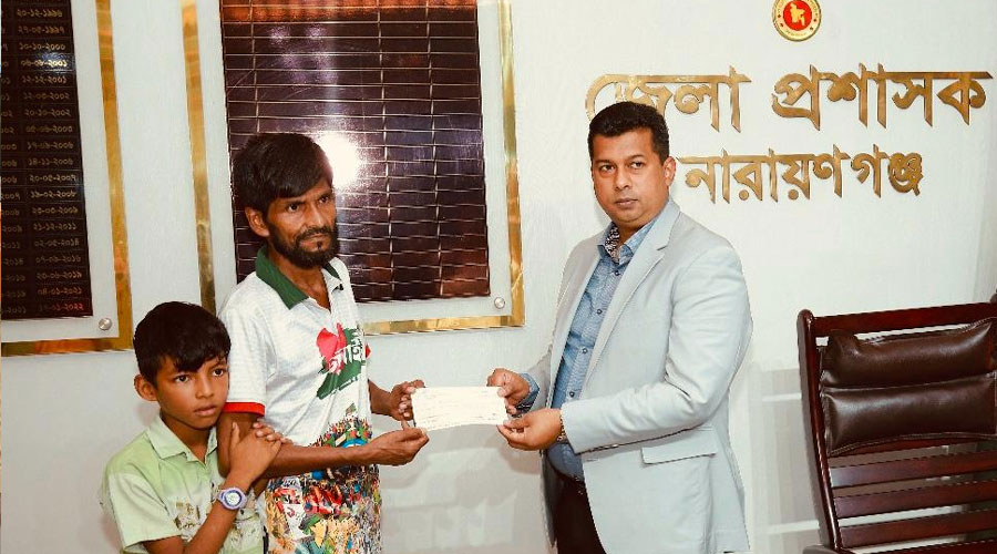 জুলাই যোদ্ধা সিরাজের স্ত্রীর পাশে মানবিক ডিসি জাহিদুল ইসলাম