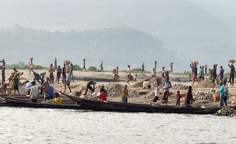 ভোলাগঞ্জের পথে পথে লুটের পাথর