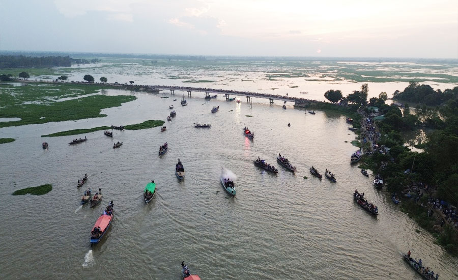 ভ্রমণ পিপাসুদের সমাগমে মুখরিত চলনবিল