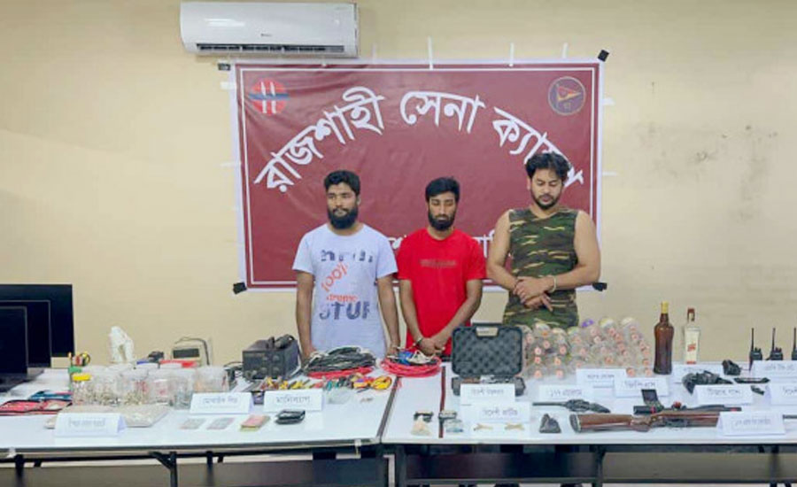 কোচিং সেন্টারে যৌথ বাহিনীর অভিযান, অস্ত্র-বিস্ফোরক উদ্ধার; পরিচালকসহ আটক ৩