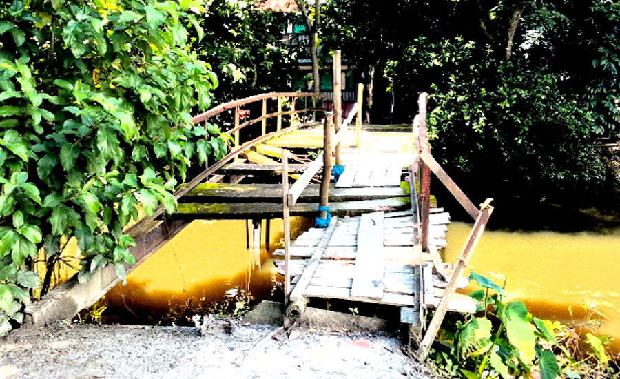 সাতলা কালার বাড়ি সড়কের একমাত্র সেতুটি চলাচলের অনুপযোগী হওয়ায় পুননির্মাণের দাবি এলাকা বাসির