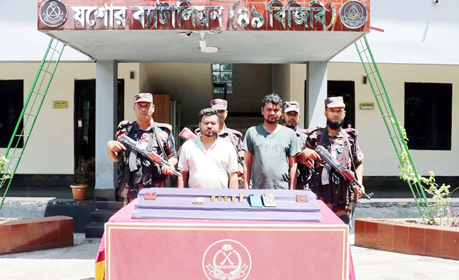 যশোরে হামিদ পুর স্বর্ণের বারসহ দুই চোরাকারবারী আটক মূল্য এক কোটি ২২ লাখ টাকা