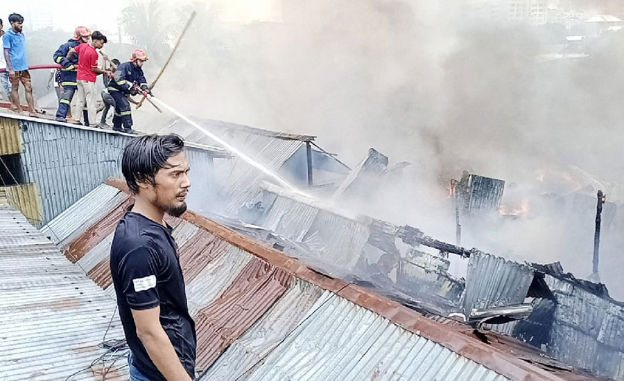 ফায়ার সার্ভিসের ১৮ মিনিটের চেষ্টায় সাততলা বস্তির আগুন নিয়ন্ত্রণে