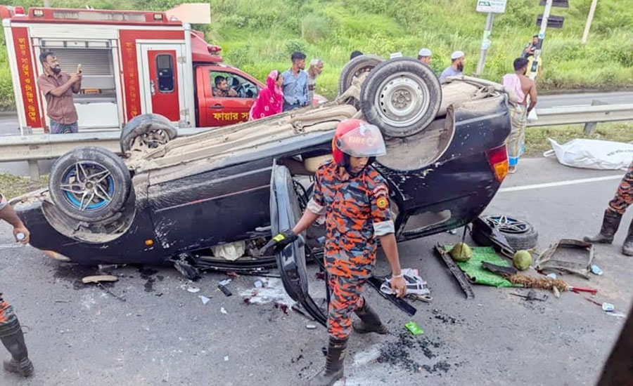 মাওয়া এক্সপ্রেসওয়েতে সাতসকালে প্রাইভেটকার উলটে নিহত ৩