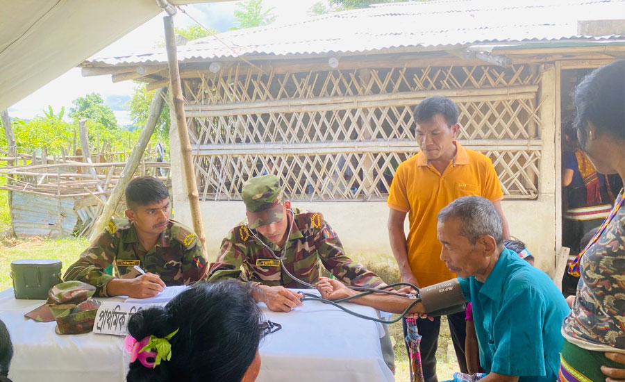 রাজস্থলী মিতিঙ্গাছড়িতে সেনাবাহিনী বিনামূল্যে চিকিৎসা সেবা ও ঔষধ বিতরণ