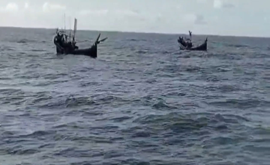 ২০ জেলে সহ বঙ্গোপসাগরে মাছধরা ট্রলার ডুবি ১৪ জেলে উদ্ধার নিখোঁজ ৬