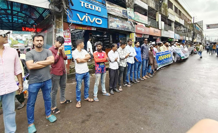 বরগুনা বাকেরগঞ্জ মহাসড়কে ভোগান্তি, যাত্রীদের মানববন্ধন