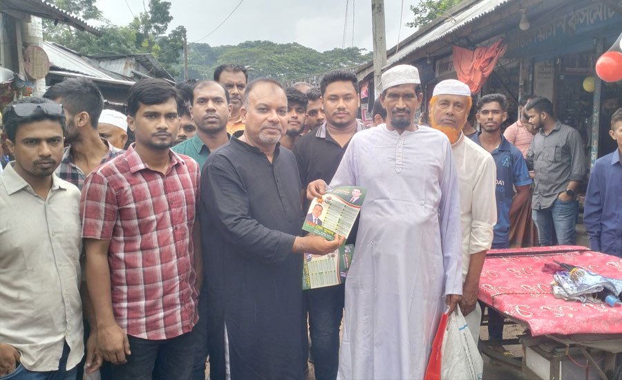 বিএনপির ৩১ দফার লিফলেট বিতরণ করেন দুলাল হোসেন 