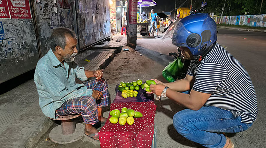৩৮ বছর শিক্ষকতা করেছেন, একটু স্বাচ্ছন্দ্যের জন্য এখন লেবু বেচেন লতিফ