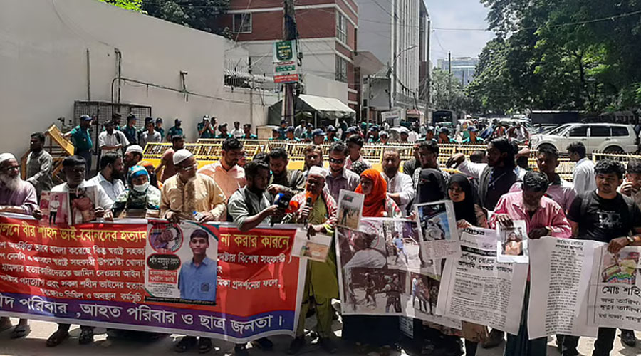 সচিবালয়ের কাছে জুলাই শহীদ-আহত পরিবারের বিক্ষোভ-অবস্থান