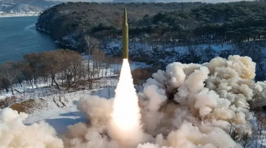 দক্ষিণ কোরিয়া'র সঙ্গে উত্তেজনার মধ্যেই ক্ষেপণাস্ত্র পরীক্ষা চালালেন কিম