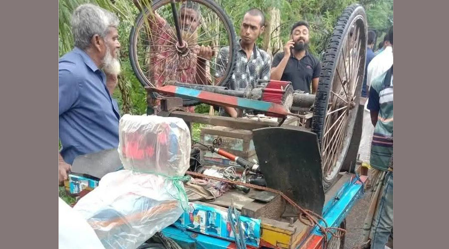 বাগমারায় ট্রাক ও ভ্যানের সংঘর্ষে নারী সহ নিহত ২ আহত ৩ 