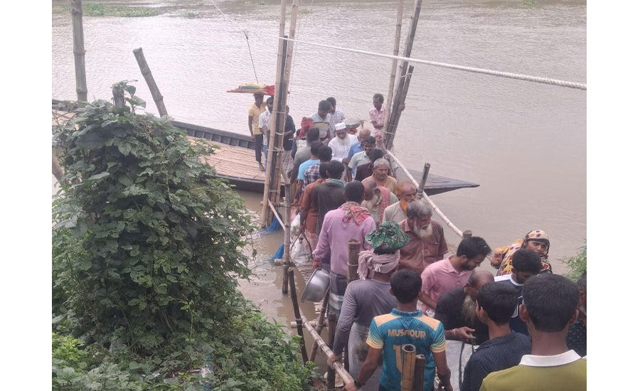 তাড়াশে রশি টেনে নদী পারাপার, আশ্বাসে আটকে আছে সেতু