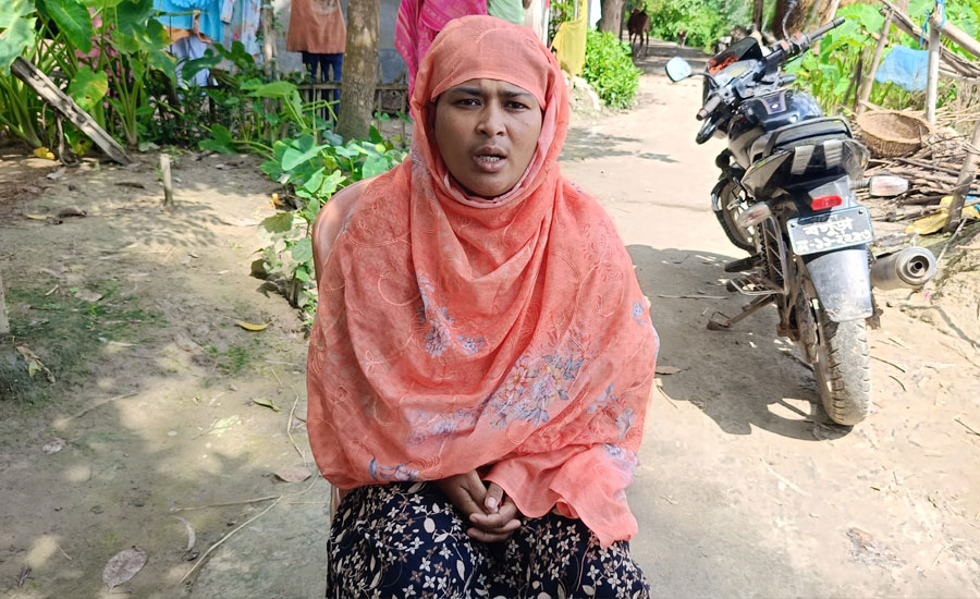 তাড়াশে স্ত্রীর স্বীকৃতির দাবিতে স্বামীর বাড়িতে স্ত্রীর অনশন