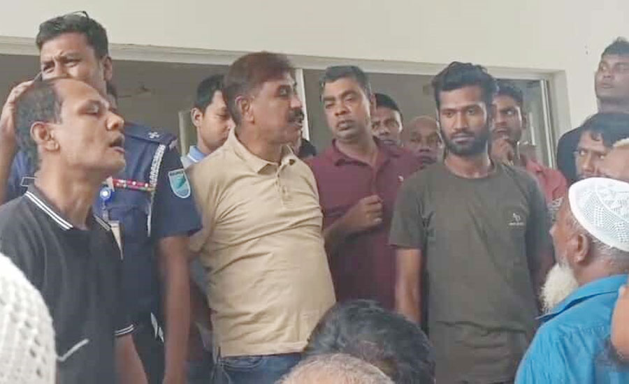 বিএনপি নেতার চাঁদাবাজি, চালকদের বিক্ষোভ