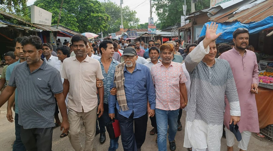 বাগমারায় বিএনপির মনোনয়ন প্রত্যাশী সাবেক এমপি অধ্যাপক গফুর ও ছেলের গণসংযোগ