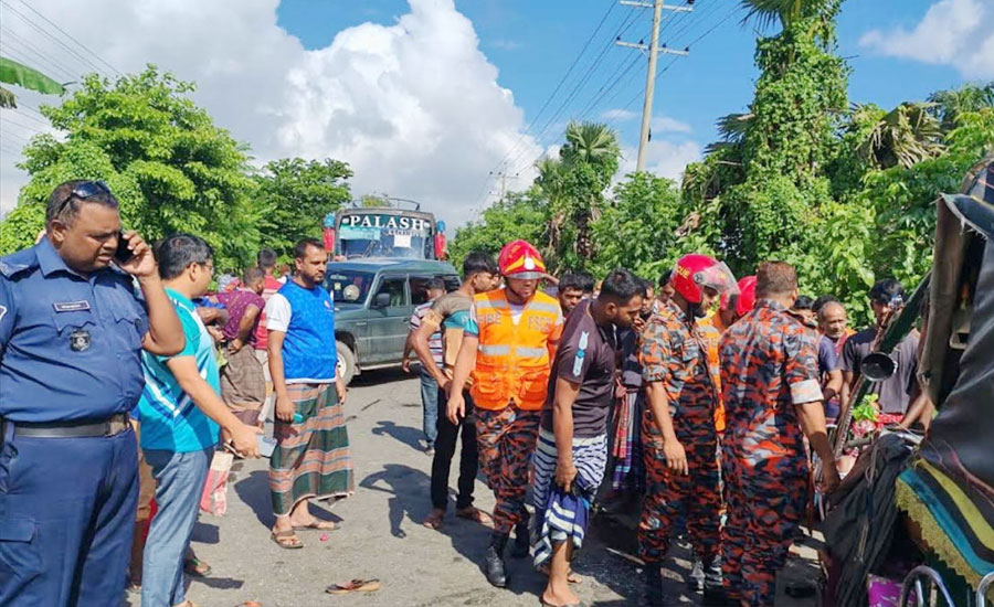 খুলনায় ট্রাকের ধাক্কায় প্রাণ গেল ৩ জনের