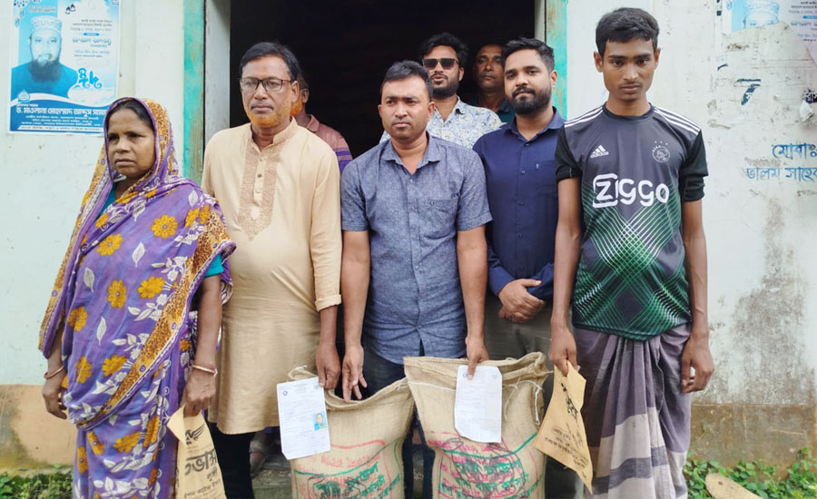 তাড়াশে হতদরিদ্রের মাঝে খাদ্য বান্ধব কর্মসূচির চাল বিতরণ 