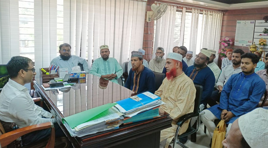বাগমারায় ইউএনও'র সাথে জামায়াতের এমপি প্রার্থী ডাঃ বারীর মতবিনিময়