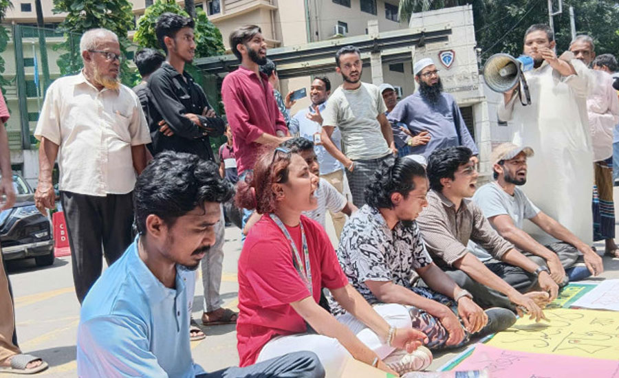 বিএনপির ফজলুর রহমানকে গ্রেপ্তারের দাবিতে বাসার সামনে অবস্থান