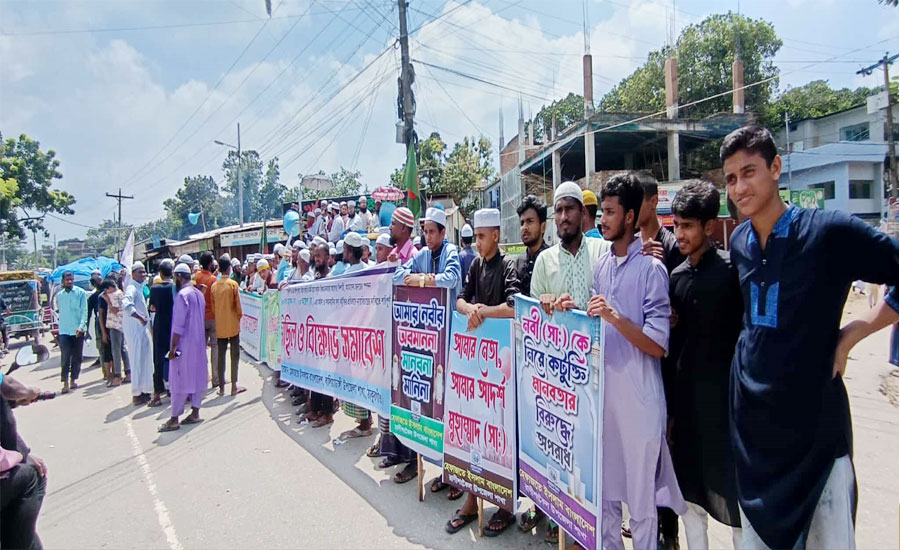 নবীকে কটুক্তি করার প্রতিবাদে হেফাজতে ইসলামের বিক্ষোভ