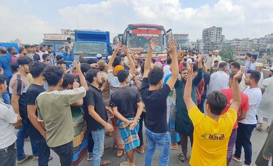 টঙ্গীর তুরাগ নদে বেইলী ব্রীজ নির্মান দাবিতে সড়ক অবরোধ