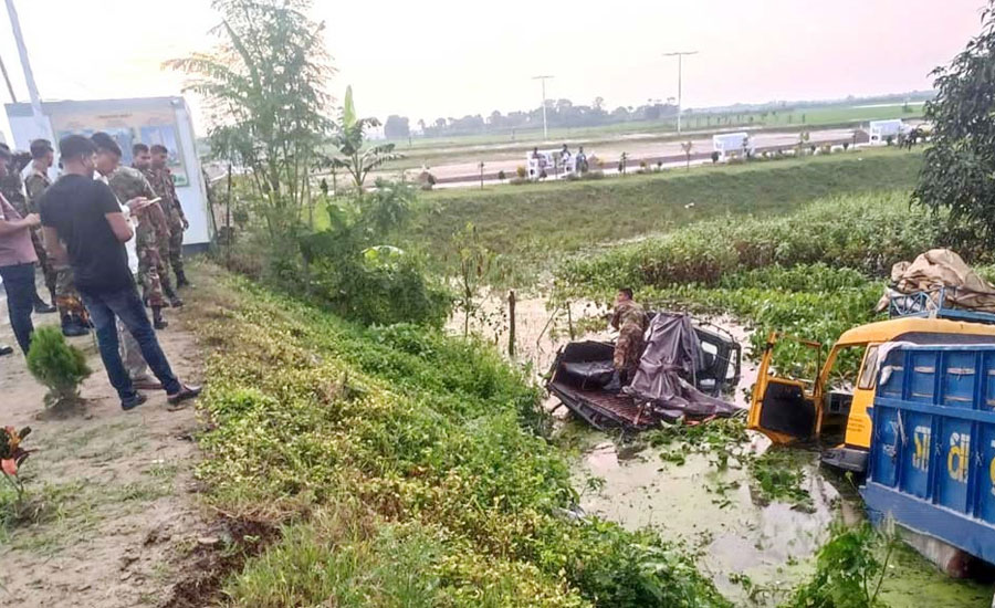 সেনাবাহিনীর গাড়িতে ট্রাকের ধাক্কা, খাদে পড়ে আহত ১০