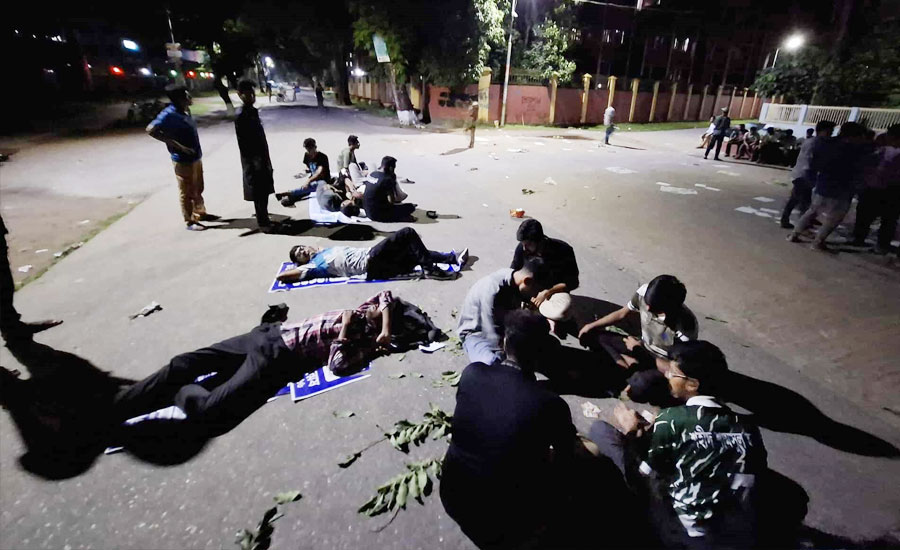 কম্বাইন্ড ডিগ্রি চালুর দাবিতে উপাচার্যের বাসভবনের সামনে শিক্ষার্থীদের আন্দোলন