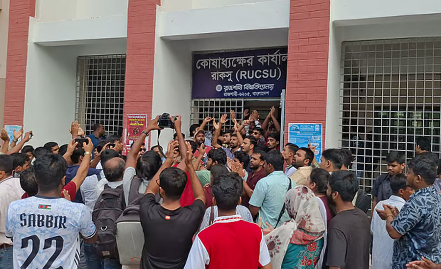 শান্তিপূর্ণ কর্মসূচি থেকে হঠাৎ আক্রমণাত্মক ছাত্রদল, রাকসু কার্যালয়ে ভাঙচুর, ফটকে তালা