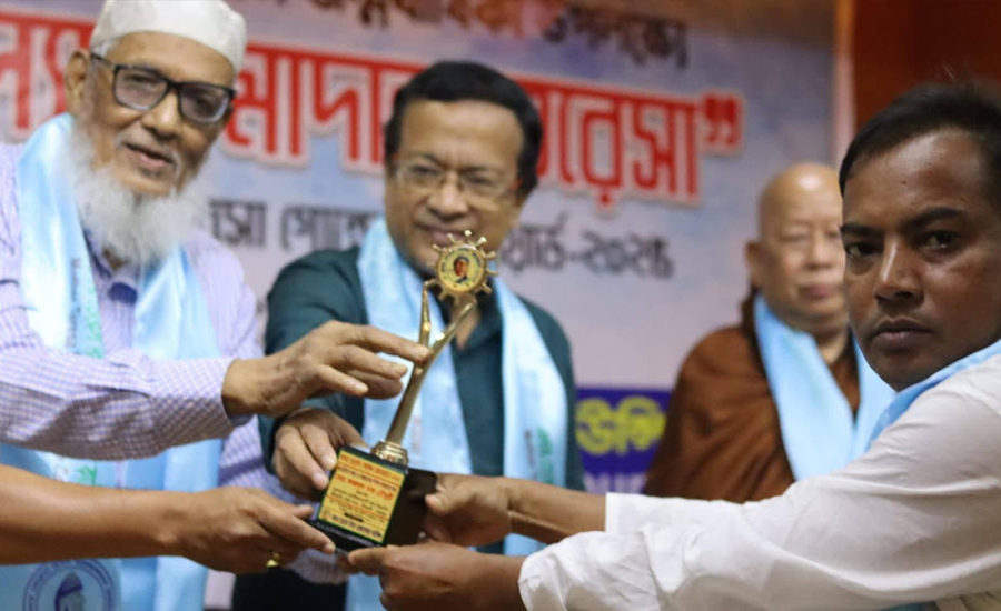 ‘মাদার তেরেসা গোল্ডেন অ্যাওয়ার্ড ২০২৫’ পেলেন বিএনপি নেতা অকুল চৌধুরী