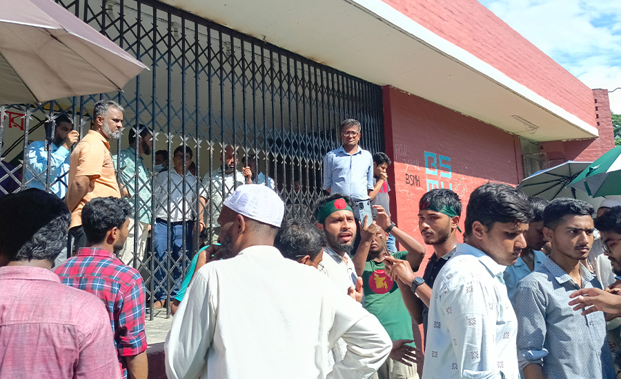 একক ডিগ্রির দাবিতে শিক্ষার্থীদের আন্দোলন, অবরুদ্ধ শিক্ষকবৃন্দ