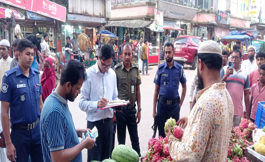 মুরাদনগরে ভ্রাম্যমান আদালতের অভিযানে তিন দোকানীকে জরিমানা